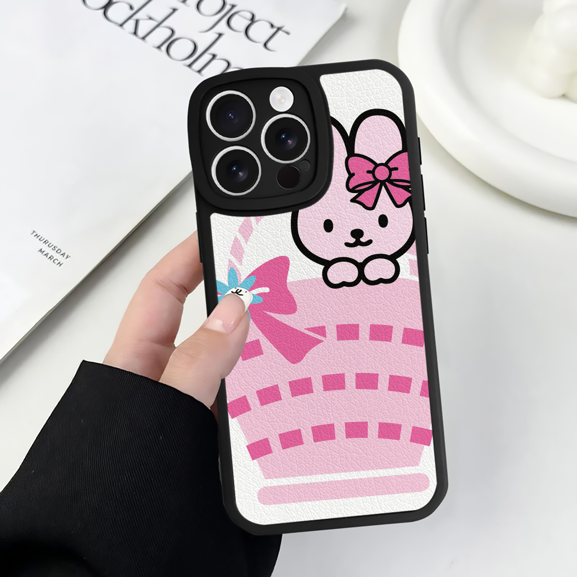 （画像用） Hello Kitty ハローキティ 【iPhone 16シリーズ対応】シリコンスマホケース（レザー調） 材質：シリコン
